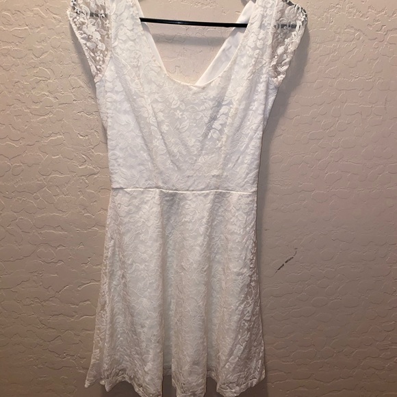 Lace dress - Picture 1 of 3